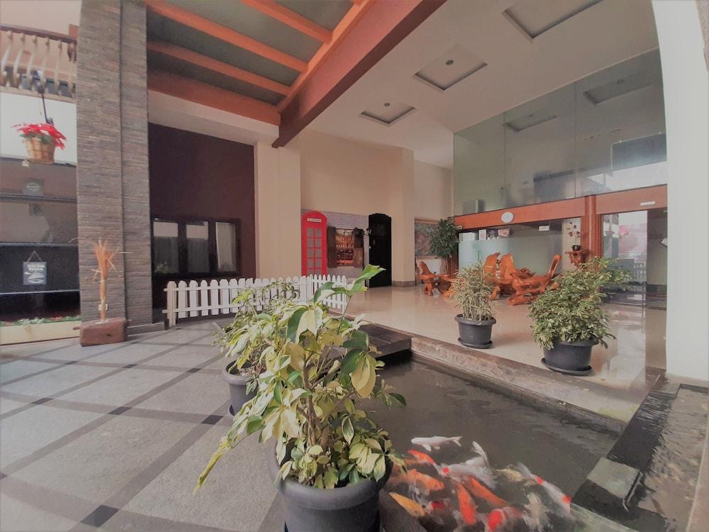 The Palais Hotel Dago Bandung Buitenkant foto